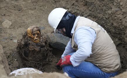 Descubren momia preincaica en excavación urbana; ampliaban red de gas en Perú