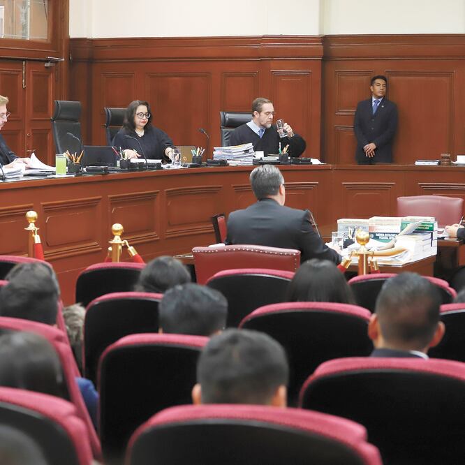 La silla del ministro Eduardo Medina Mora (primera de izquierda a derecha) permaneció vacía el día de ayer durante la sesión del pleno de la Suprema Corte de Justicia, en la que no hubo ningún pronunciamiento sobre su ausencia. BERENICE FREGOSO. EL UNIVER