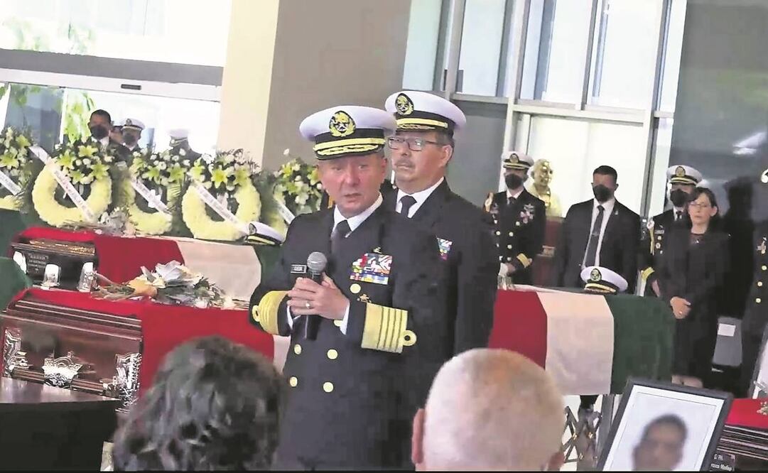 En las instalaciones de la Semar se rindió homenaje de cuerpo presente a los 14 elementos fallecidos. El acto lo encabezó el secretario José Rafael Ojeda Durán. Foto: Tomada de video.