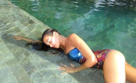 Como Yanet García, Dua Lipa modela traje de baño de lentejuelas