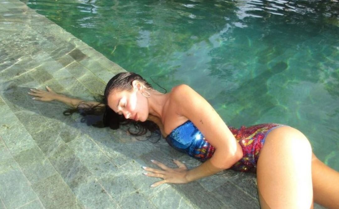 Dua Lipa sigue disfrutando del verano y lo hace luciendo lujosos trajes de baño. Foto: Instagram @dualipa
