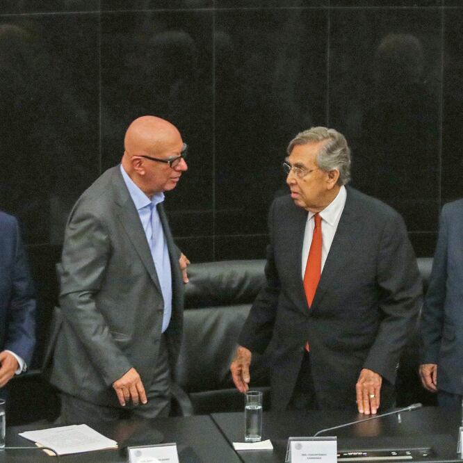 Acompañado por diversas figuras políticas, Cuauhtémoc Cárdenas recibió ayer un homenaje en el Senado. DIEGO SIMÓN. EL UNIVERSAL