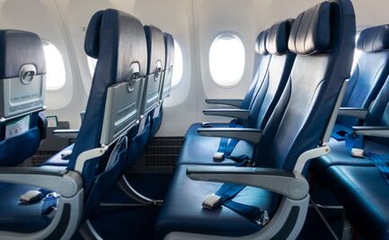 ¿Cuánto se ha reducido el espacio para las piernas en el avión?