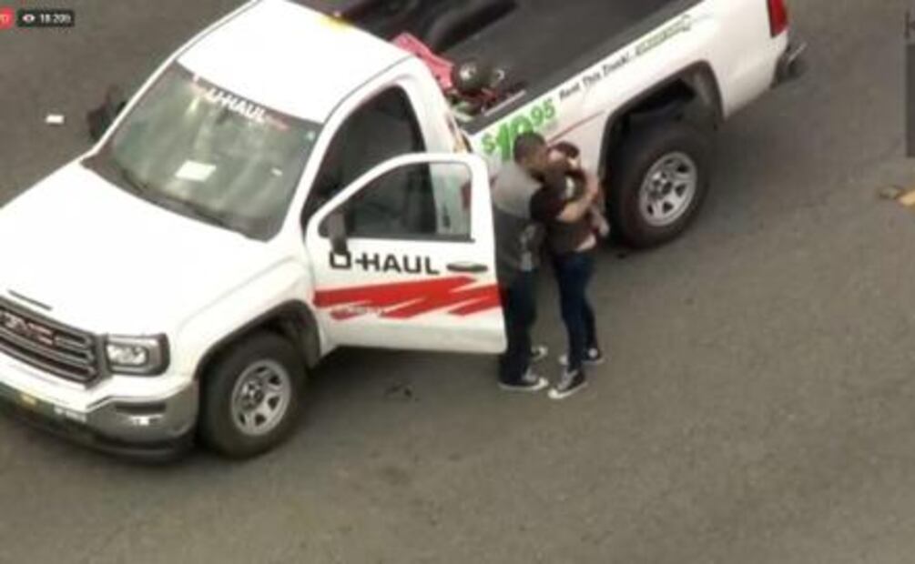 Video. Tras persecución, detienen a pareja que robó camioneta en California