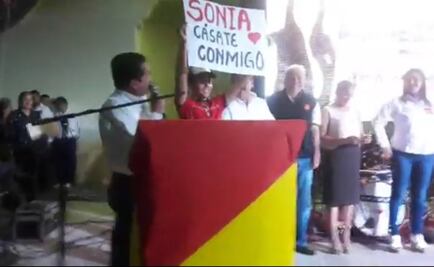 ​Piden matrimonio a candidata en arranque de campaña en Hidalgo