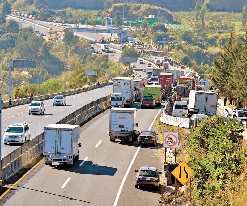 Antes de viajar en carretera la Secretaría de Salud recomienda revisar y asegurarse de que el auto funcione bien. Foto: ARCHIVO EL UNIVERSAL