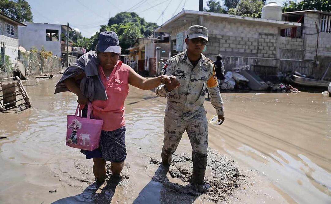Elementos del Ejército apoyan a damnificados de Poza Rica, Veracruz. Foto: Diego Simón Sánchez / EL UNIVERSAL