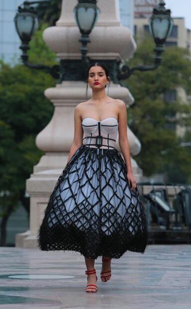 Benito Santos presenta colección primavera 2019 en el Ángel de la Independencia