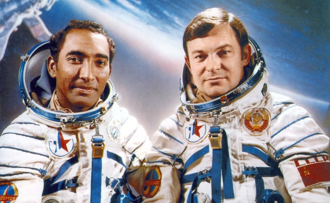 Arnaldo Tamayo-Méndez, a la izquierda, junto a su compañero de vuelo Yuri Romanenko - Foto: ROSCOSMOS
