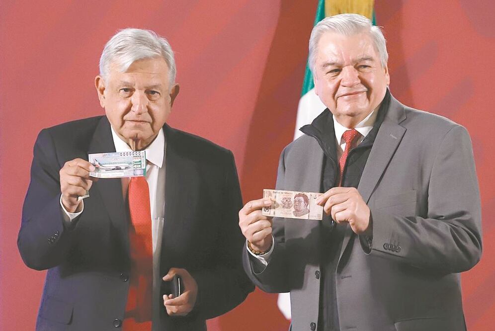 El encargado de la lotería Nacional Ernesto Prieto con Presidente Andrés Manuel López Obrador en conferencia de prensa en el Salón de la Tesorería de Palacio Nacional. Foto: Berenice Fregoso El universal