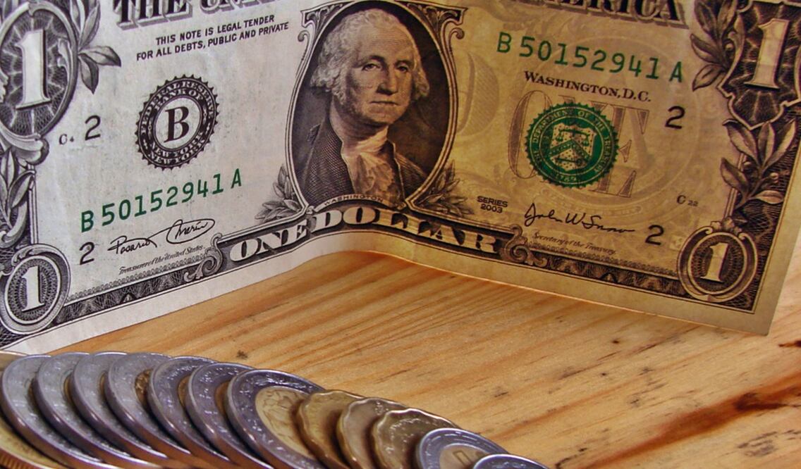 “Les quiero presumir algo que no sé si vaya a mantener: el peso el número uno, el que más se ha apreciado con relación al dólar”. dijo López Obrador. Foto: archivo/EL UNIVERSAL