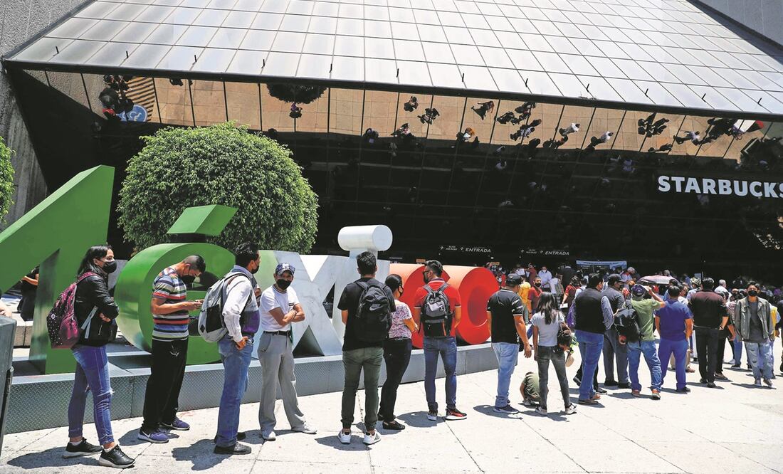 Filas de decenas de personas que acudieron al SAT para tramitar su constancia de situación fiscal el pasado miércoles. Foto: DIEGO SIMÓN SANCHEZ. EL UNIVERSAL