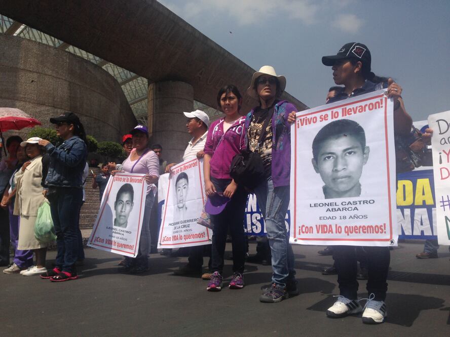 Sale contingente de Auditorio; marchan por los 43