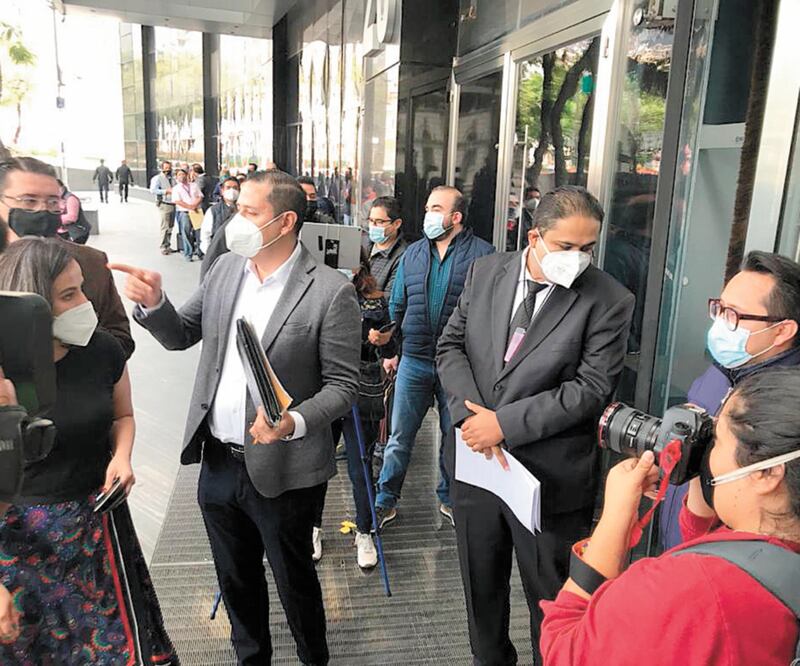 Integrantes de la dirección nacional extraordinaria del PRD acudieron a la FGR a denunciar a Pío López Obrador y a David León. Foto: ESPECIAL