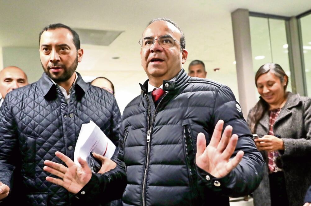 Alfonso Navarrete Prida (centro), quien apenas el pasado 10 de enero tomó las riendas de la Secretaría de Gobernación, expresó que 2018 será un año complicado en materia de gobernabilidad (LUCÍA GODÍNEZ. EL UNIVERSAL)