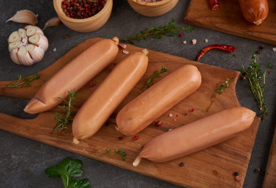 El aporte de proteína de las salchichas de pavo las hace atractivas para personas deportistas. Foto: Freepik