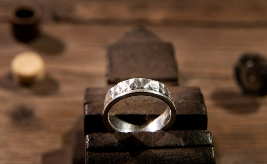 Aseguran que la plata en hombres está en auge . Foto: Freepik