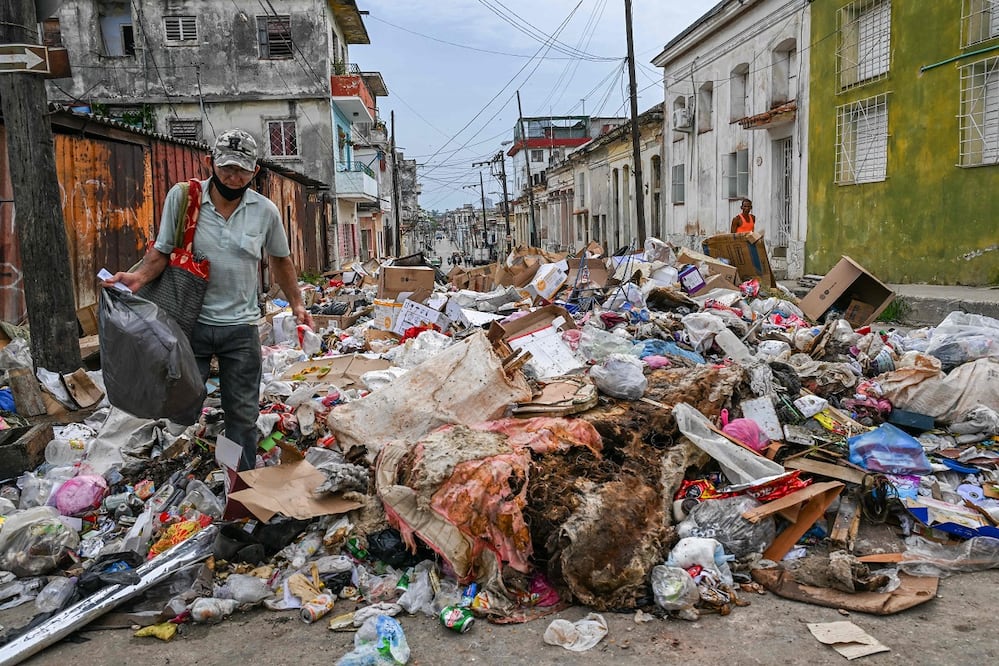 Un montón de basura en una calle de La Habana, en medio de un apagón. FOTO: YAMIL LAGE. AFP