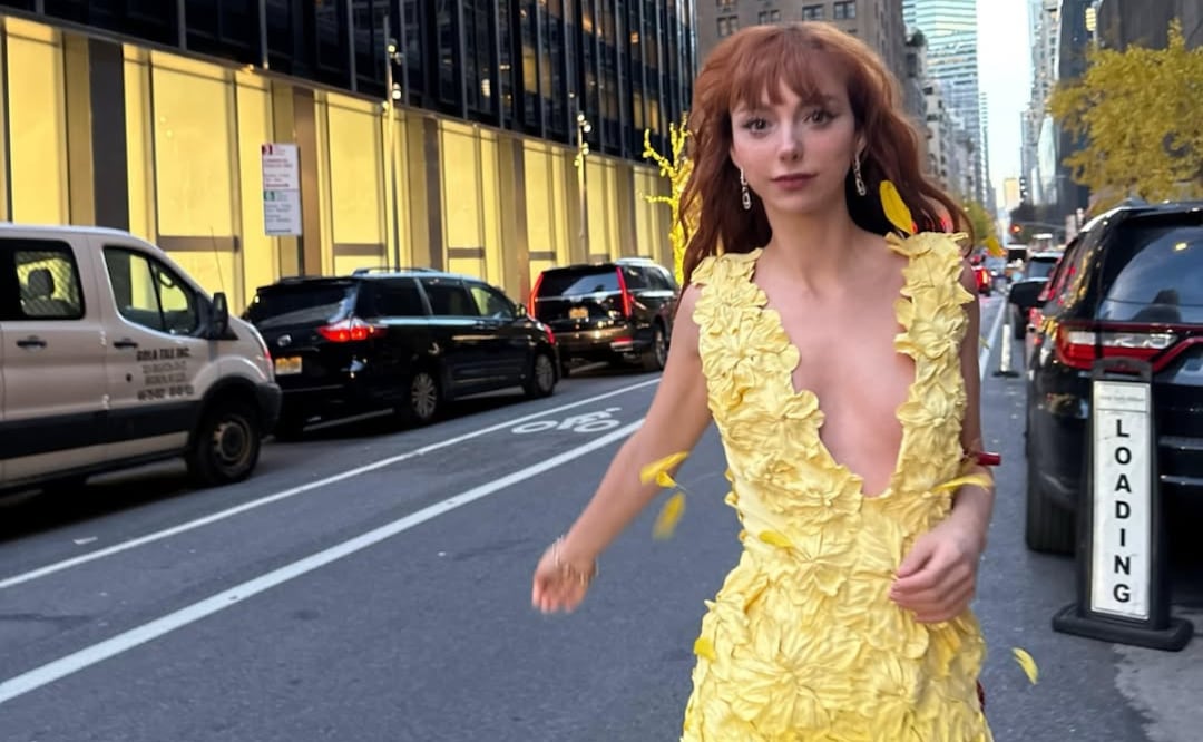 Natalia Téllez presume su vestido amarillo floral de Raquel Orozco en Nueva York. Foto: Instagram: @natalia_tellez