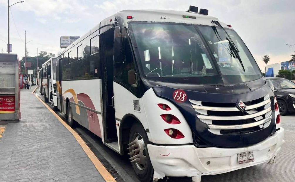 Operadores de transporte público bloquean Periférico Norte; denuncian extorsiones por parte de un grupo sindical. Foto: Especial.