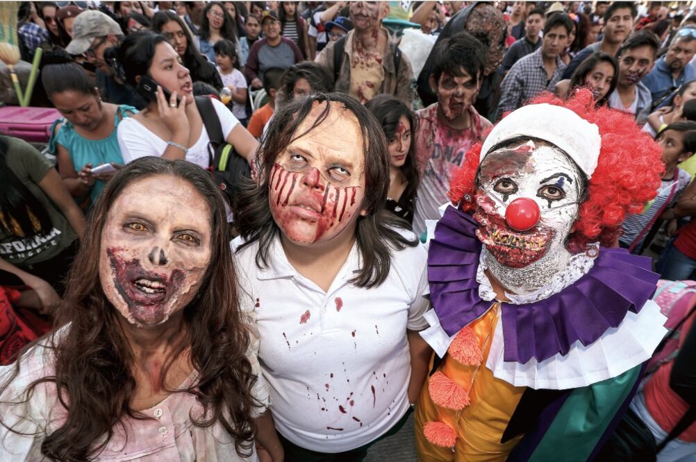 Más de 10 mil personas caracterizadas de zombies se dieron cita en el Monumento a la Revolución. (JORGE SERRATOS. EL UNIVERSAL)