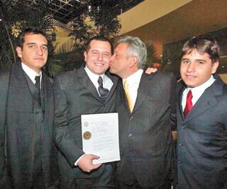 López Obrador felicita a los padres