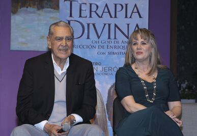 Develan placa por 100 representaciones de la obra "Terapia Divina"