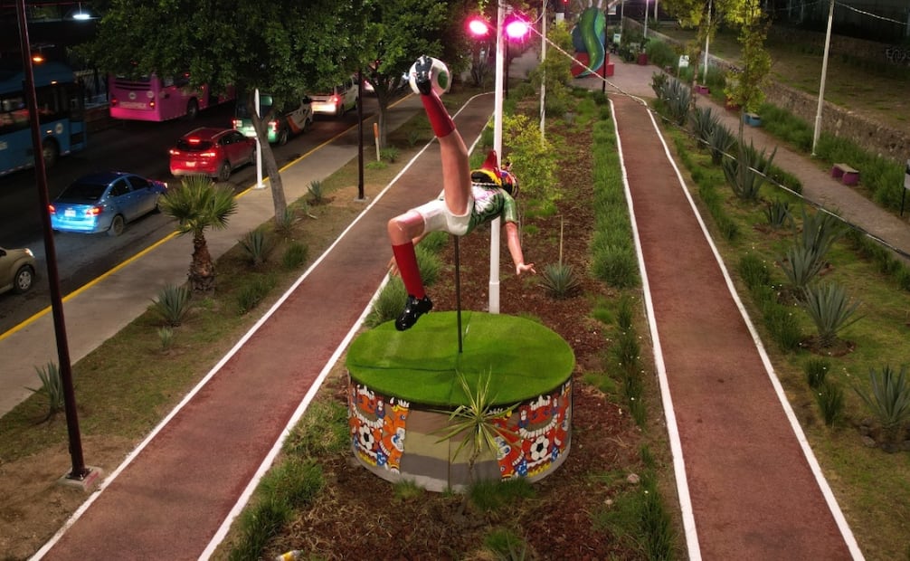 Entre las otras esculturas monumentales de cartonería están el Guerrero de Fuego, Ajolote Abrazando al Mundo, Ehécatl la Pasión del Futbol y Pepito Bambolero. | Foto: Especial.