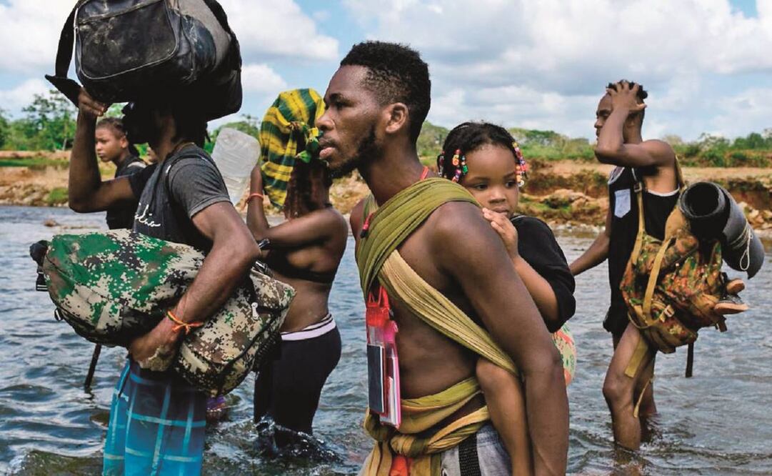 Migrantes cruzan el río Chucunaque en el pueblo de Bajo Chiquito, Panamá, tras caminar durante cinco días por el Tapón del Darién. “Los viajes pueden ser extremadamente peligrosos para aquellos que cruzan” esta zona, alerta UNICEF. Foto: Luis Acosta. AFP