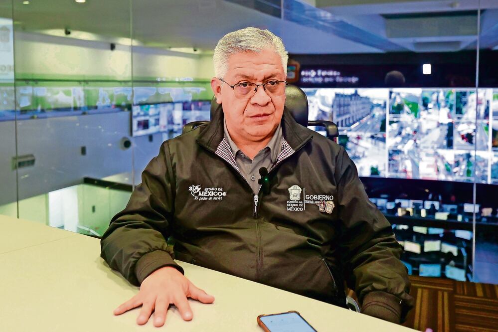 El secretario Cristóbal Castañeda Camarillo recibió de empresarios la demanda de atender el robo de camiones. Archivo El Universal