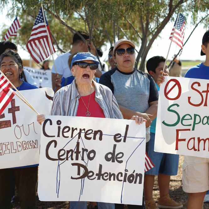 Activistas se manifestaron el sábado 6 de octubre en Tornillo, Texas, para expresar su rechazo a la separación de familias migrantes. Foto: JOSÉ LUIS GONZÁLEZ. REUTERS