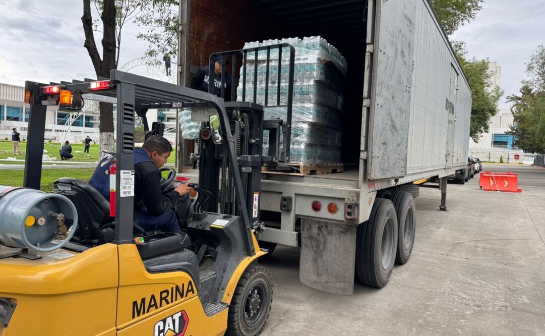 La Secretaría de Marina informó que envío vía terrestre de mil despensas y mil litros de agua este viernes. Foto: Especial