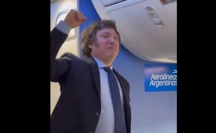 VIDEO: Milei usa avión comercial para ir a ver espectáculo de su novia; pasajeros le aplauden por sus políticas