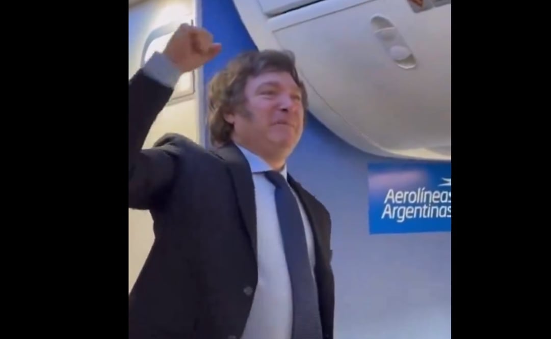 Javier Milei y su comitiva abordaron el servicio AR 1600 de Aerolíneas Argentinas. Foto: tomada de video