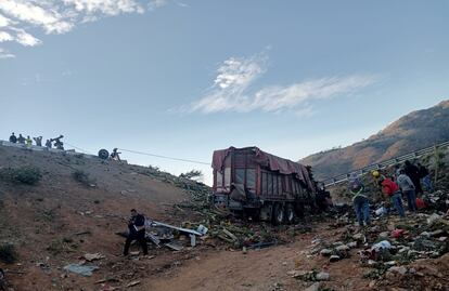 Vuelca camioneta en Nayarit y mueren 8 personas; entre víctimas hay 3 menores de edad