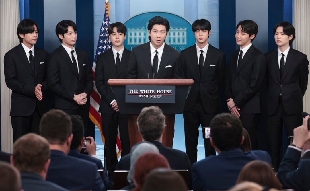 Miembro del supergrupo de K-pop BTS, habla durante la sesión informativa diaria en la Casa Blanca. Foto: AP 
