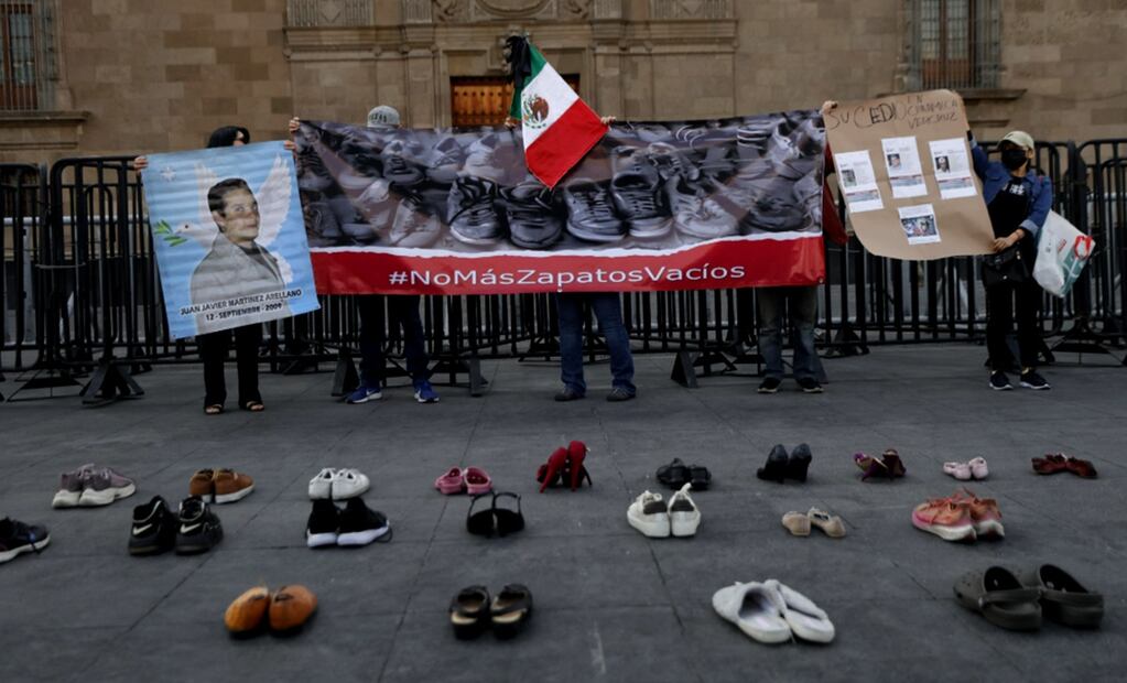 Con zapatos vacíos, familiares de desaparecidos en diversos estados del país se manifestaron afuera de Palacio Nacional para exigir justicia a la presidenta Claudia Sheinbaum. Foto: Diego Simón Sánchez/EL UNIVERSAL