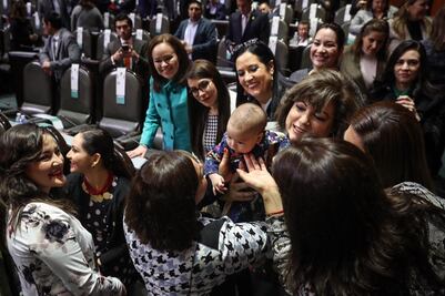 Tras polémica con Muñoz Ledo, senadora regresa a San Lázaro con bebé en brazos