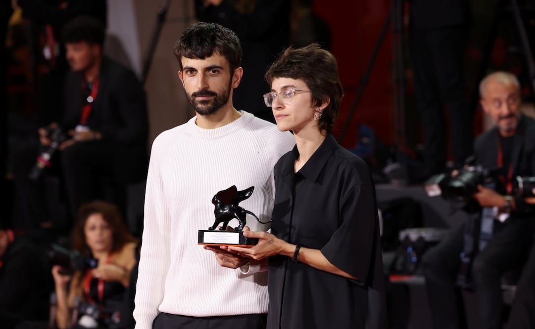 Rachel Szor (d) y Yuval Abraham posan en la alfombra roja con su premio por el documental "NAZA". (13/09/26) Foto: EFE