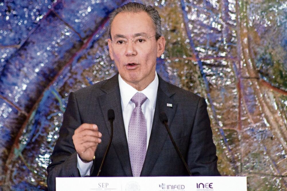 Agilizan obras. Héctor Gutiérrez de la Garza, director del Inifed, dijo que las escuelas dañadas por los sismos quedarán en condiciones de dignidad en 2018.