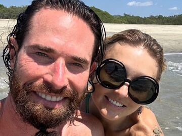 Angelique Boyer se revuelca en las olas y presume cuerpazo en bikini