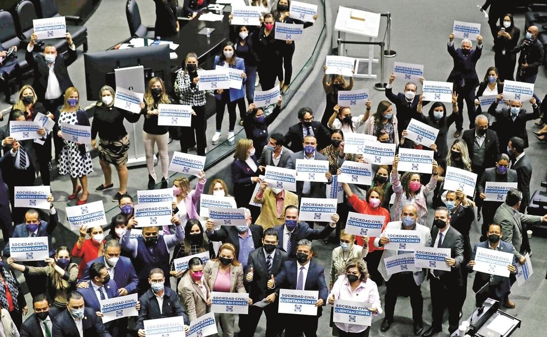 La bancada blanquiazul en el Palacio Legislativo exhibe pancartas con la leyenda: “Sociedad Civil: Cuenta con el PAN”. Foto: Diego Simón Sánchez. El Universal