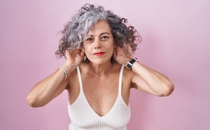 Cómo cubrir las canas en cabello castaño con ingredientes naturales