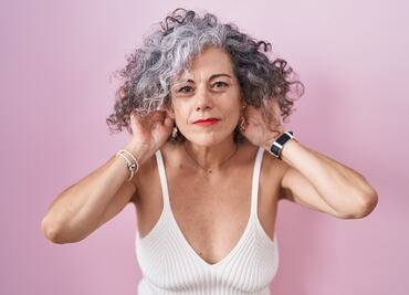 Cómo cubrir las canas en cabello castaño con ingredientes naturales