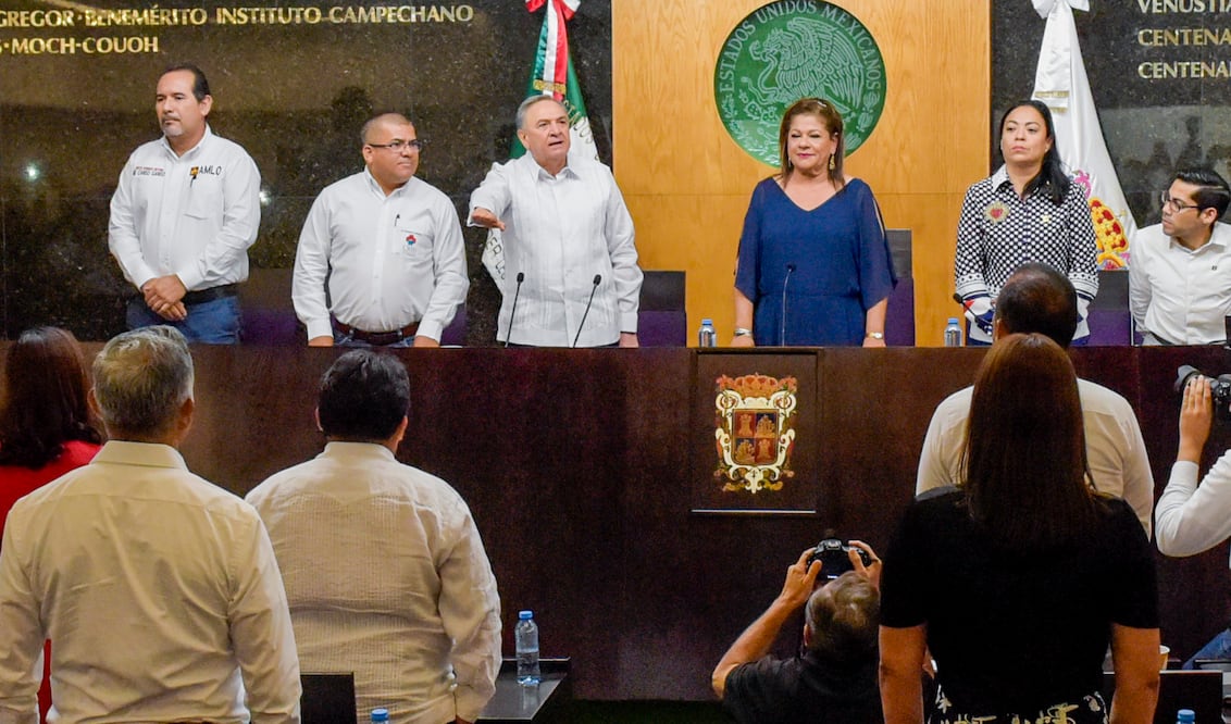 Los 35 diputados presentes depositaron en un ánfora su sufragio, y tras el conteo, se anunció que por mayoría resultó electo como gobernador sustituto. Foto: Especial