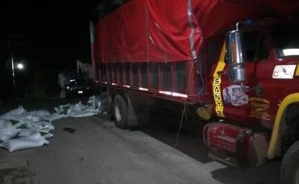 Pobladores interceptan camión con 10 toneladas de fertilizante en Chiapas