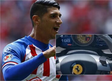 Alan Pulido graba con su celular mientras conduce a 198 km/h