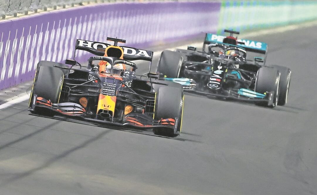 Max Verstappen y Lewis Hamilton cara a cara / Foto: AFP