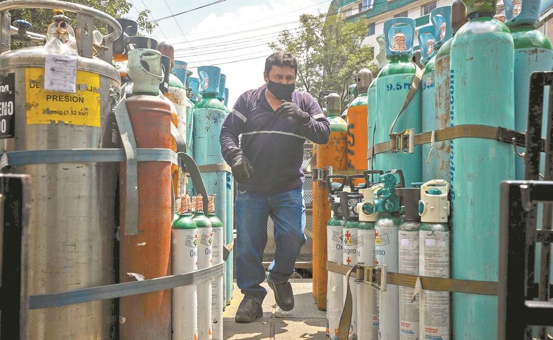 En la zona de hospitales en Tlalpan hay una gama de locales que proporcionan la recarga de tanques de oxígeno. Foto: Diego Simón. El Universal