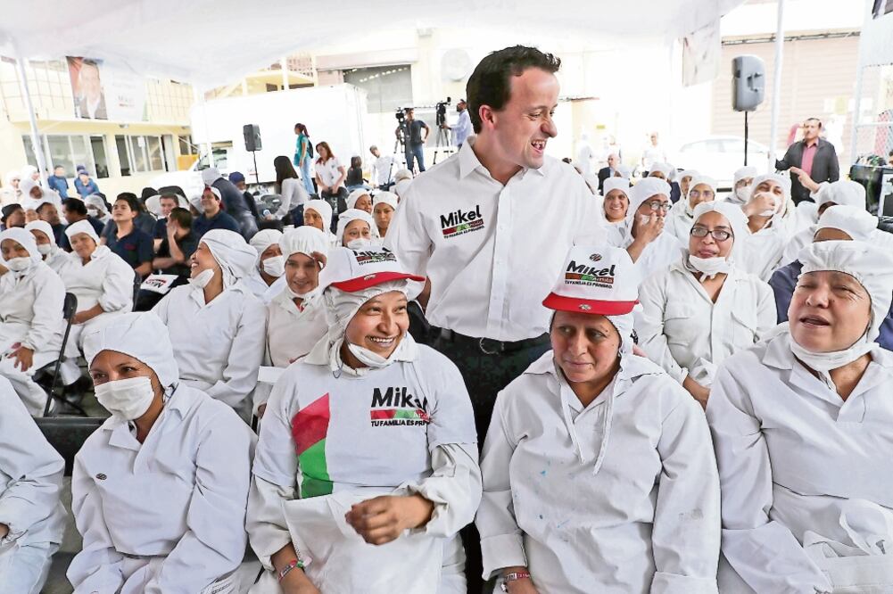 En su visita a la fábrica Chicletín, en GAM, el candidato del PRI a jefe de Gobierno, Mikel Arriola, dijo que su dulce favorito desde la infancia es el chicle. Foto: JUAN CARLOS REYES. EL UNIVERSAL